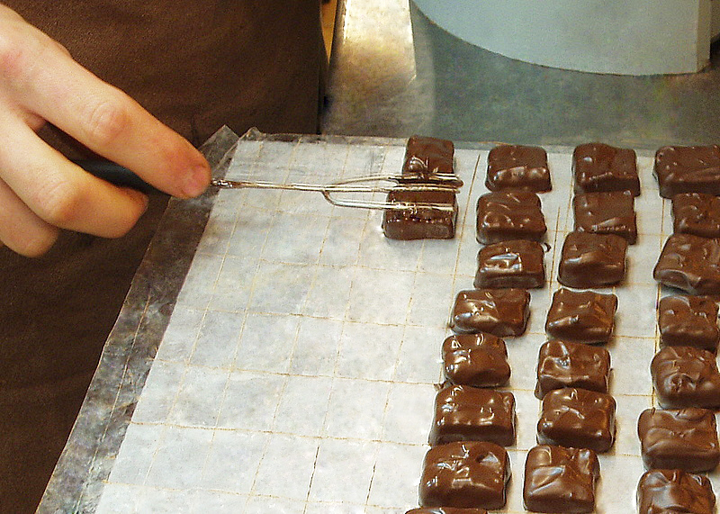 Chocolat artisanal : la fabrication par un maître chocolatier